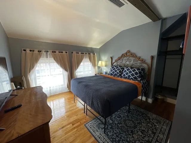 غرفة بسرير كوين، Holiday Chalet Victorian - Bed & Breakfast 4/8