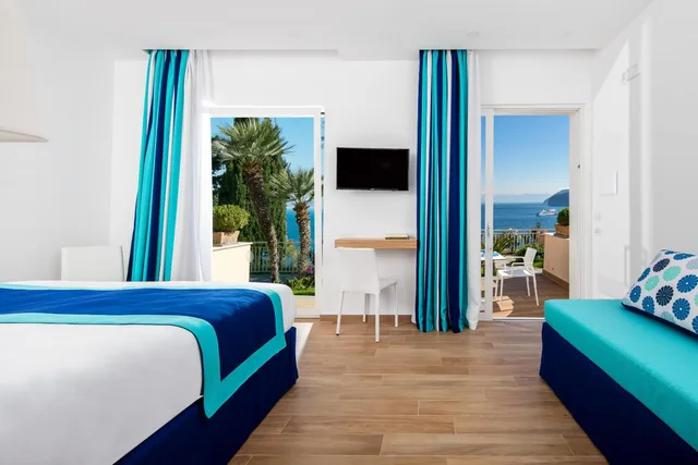 غرفة ديلوكس ثلاثية بإطلالة على البحر، Hotel Miramare Sorrento 1/10