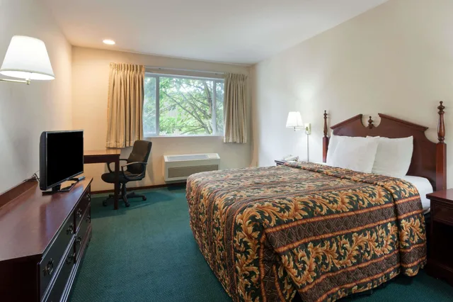 غرفة قياسية بسرير كوين، Days Inn by Wyndham Seatac Airport 8/10