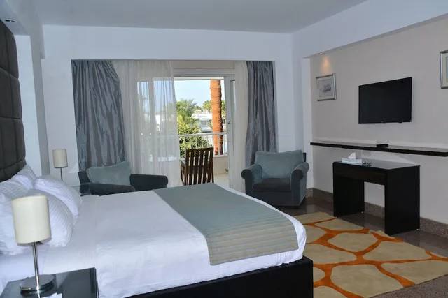 جناح عائلي بسرير كينج وثلاثة أسرّة بإطلالة على المسبح، Monte Carlo Sharm Resort Spa 1/1