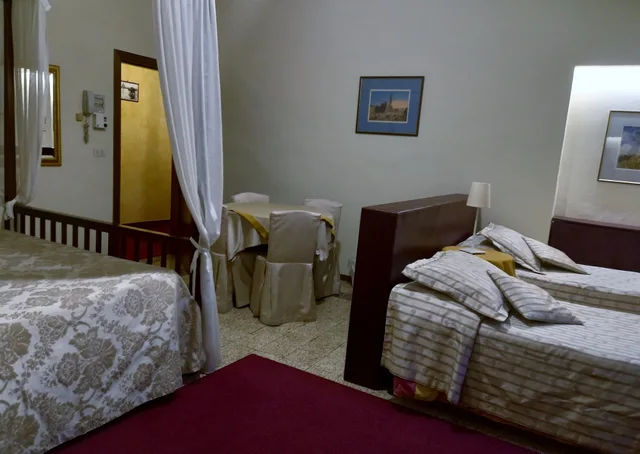 غرفة عائلية رباعية بسرير كوين وسريرين منفصلين بغرفة نوم واحدة بحمام خاص، Tourist House 3/10