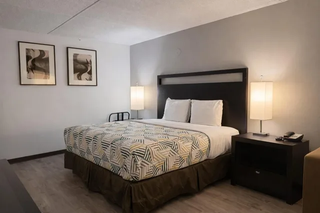 غرفة بسرير كينج للمدخنين، Motel6 Sherman, TX 4/6
