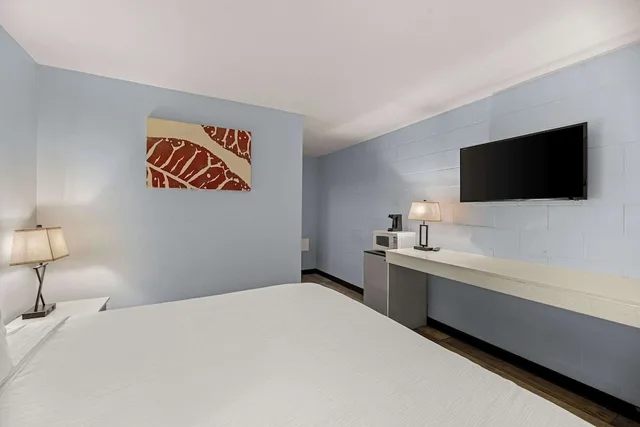 غرفة بسرير كينج لذوي الإعاقة، Rodeway Inn Midland, TX 1/3