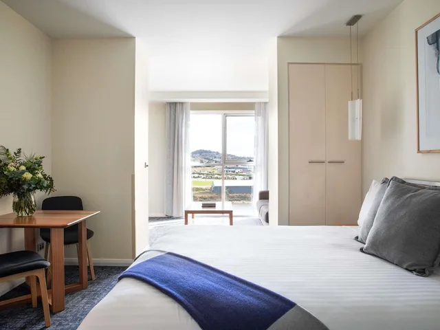 Studio, Double Bed, River View, Peppers Seaport Launceston 2/8