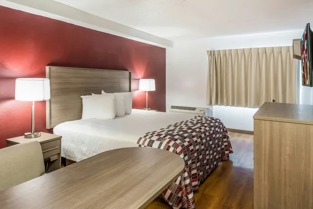 غرفة سوبيريور بسرير كينج، Red Roof Inn Rochester Airport 6/8
