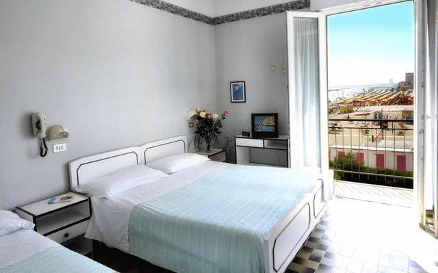 غرفة ديلوكس بسرير مزدوج بإطلالة على البحر بشرفة، Hotel Biagini 3/8