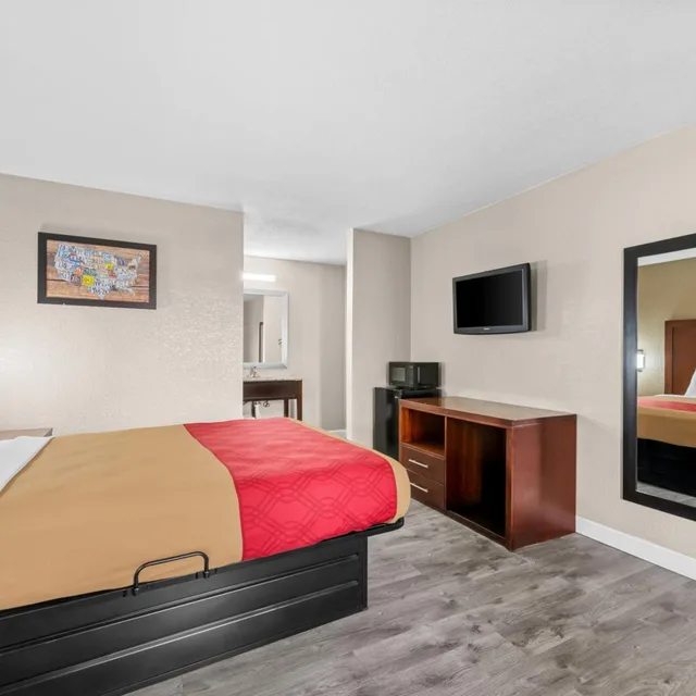 Room, Queen Bed, Exterior Entrance, Econo Lodge Kannapolis - Concord 6/10