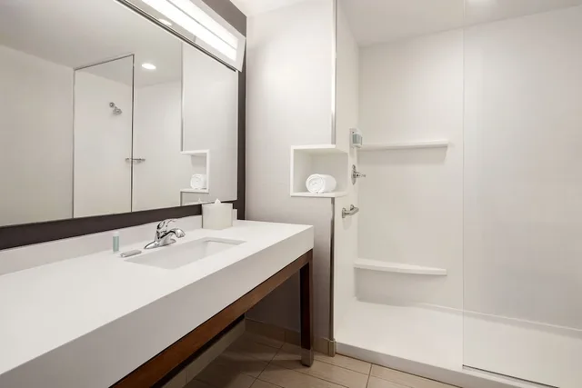 غرفة بسرير كينج مع أريكة، Courtyard By Marriott Columbus Phenix City 3/4