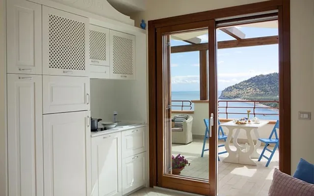 شقة عائلية بسرير كوين وسرير بطابقين بإطلالة على البحر بغرفتي نوم، Hotel Residence Il Porto 7/8