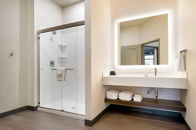 جناح بسريرين كوين، Clubhouse Hotel Suites Sioux Falls 3/3