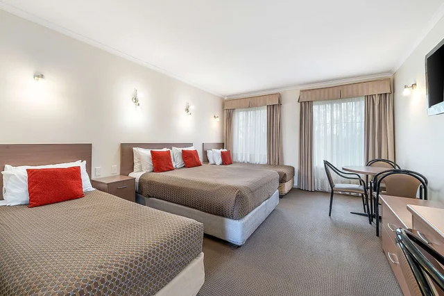 غرفة عائلية بسرير كوين وسريرين منفصلين بمطبخ صغير، Comfort Inn Heritage Wagga 1/6