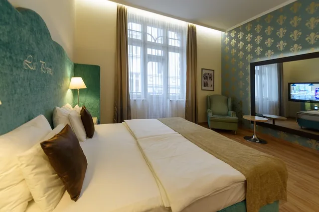 غرفة ديلوكس بسرير كوين وسرير فردي مع سرير إضافي، La Prima Fashion Hotel Budapest 2/6