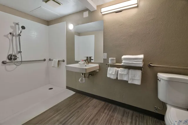 غرفة قياسية بسرير كينج لذوي الإعاقة، Studio6 Grand Junction, CO 5/5