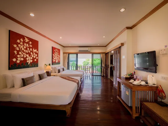 غرفة جونيور رباعية بسرير كينج وسريرين منفصلين، Chiangkhan River Mountain Resort 1/3