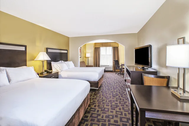 جناح بسريرين كوين مع أريكة بمطبخ صغير، Holiday Inn Express Hotel And Suites Marysville 3/7