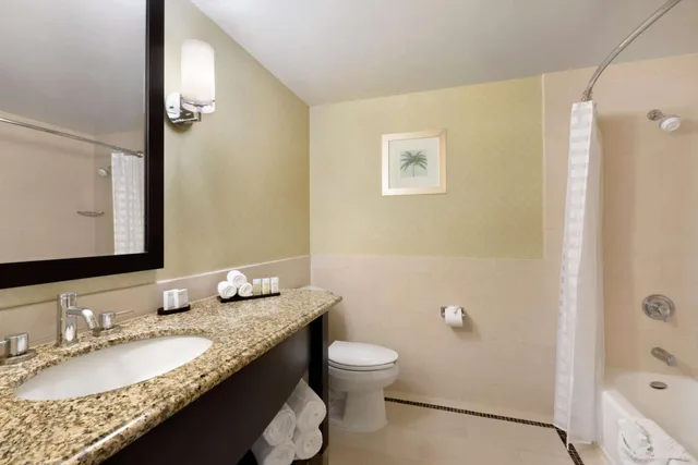جناح بسرير كينج بغرفتين مع أريكة، Embassy Suites by Hilton Los Angeles Glendale 5/7