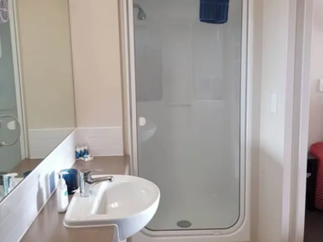 استوديو بسرير كينج، Cranford Oak Motel 5/9