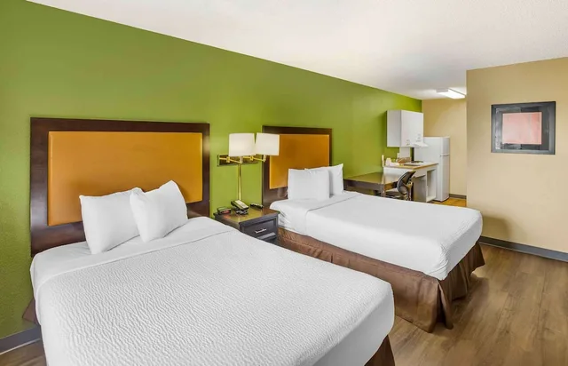 غرفة بسريرين مزدوجين بمطبخ، Studio 6 Suites Sacramento Northgate CA 1/7