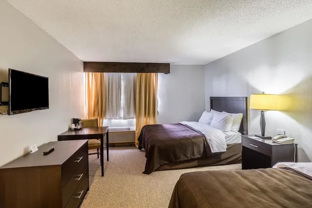 غرفة قياسية بسريرين مزدوجين، Clarion Inn Near McAllen Airport 5/6