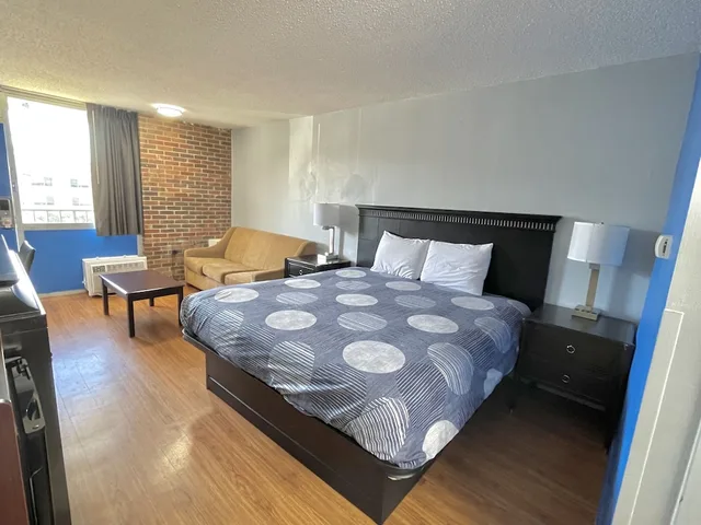 غرفة بسرير كينج لذوي الإعاقة، Rodeway Inn Nashville Donelson 1/3