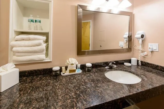 غرفة قياسية بسريرين كوين، Norwalk Inn and Conference Center 5/6