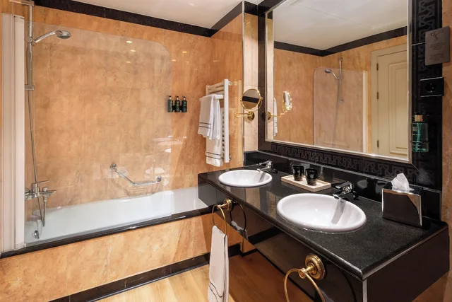 غرفة سوبيريور بسرير مزدوج بإطلالة على المسبح، Melia Madrid Barajas 8/10