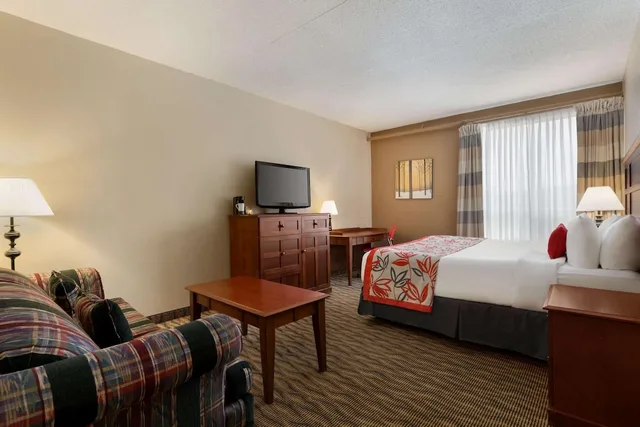 غرفة بسرير كينج يُسمح فيها بالحيوانات الأليفة، Ramada By Wyndham Fredericton 3/7