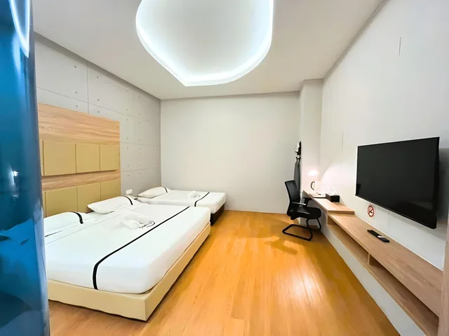 غرفة ثلاثية، Top Holiday Hotel 2/2