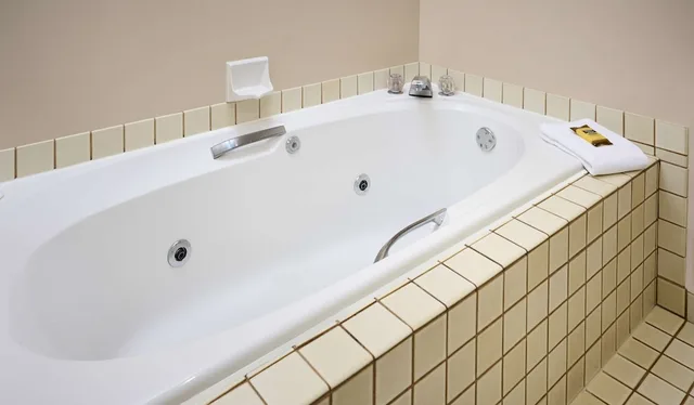 غرفة قياسية بسرير كينج بحوض جاكوزي، Best Western Plus Lamplighter Inn And Conference Centre 4/4