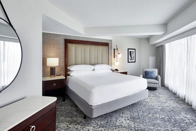 جناح بسرير كينج مع أريكة لذوي الإعاقة، Sheraton Indianapolis Hotel at Keystone Crossing 1/3