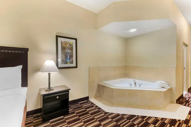 غرفة بسرير كينج بجاكوزي، Best Western Plus Victor Inn & Suites 4/5