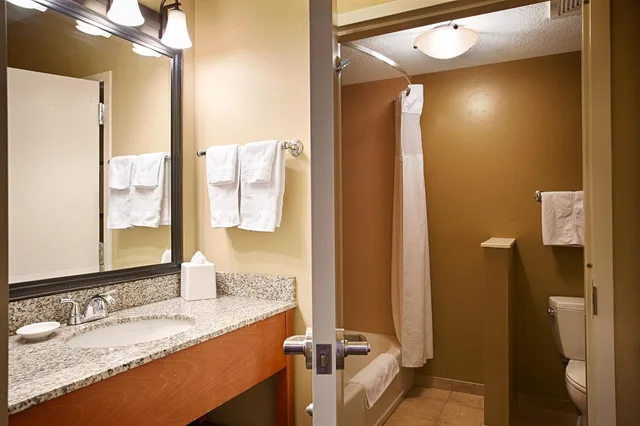 غرفة بسرير كينج مع أريكة، Best Western Plus Canyon Pines 5/5