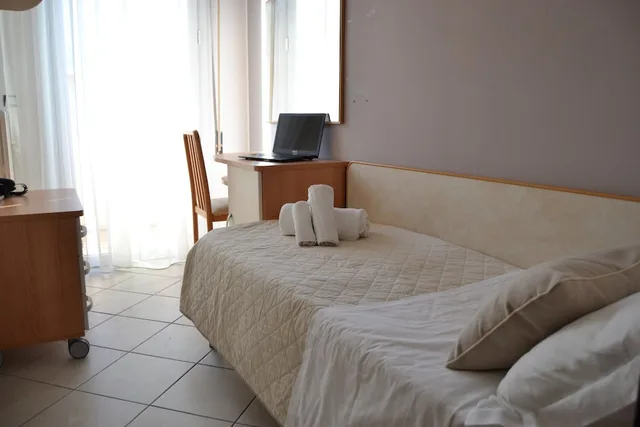 غرفة ديلوكس بشرفة مفردة بسرير فردي، HOTEL PRESTIGE 1/4