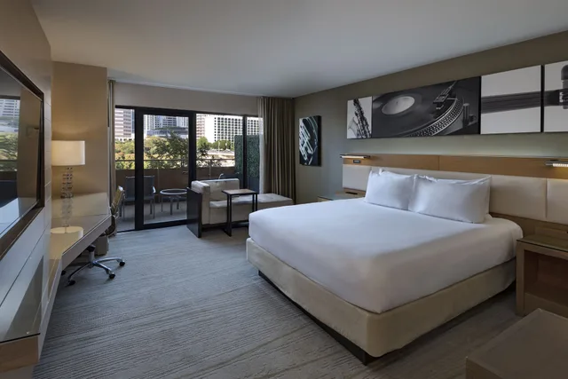 Room, King Bed, Lake Front, Patio، Hyatt Regency Austin 4/9