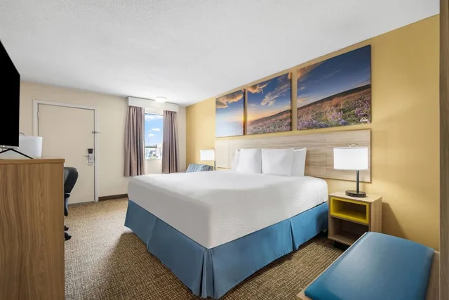 غرفة قياسية بسرير كينج، Days Inn by Wyndham Fort Wayne 2/5