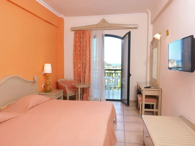 غرفة بسرير مزدوج أو سريرين منفصلين بإطلالة على البحر، Paleokastritsa Palace Hotel - Adults Only 2/5
