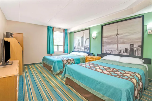 غرفة رباعية بسريرين كوين، Super 8 by Wyndham Toronto East ON 2/2