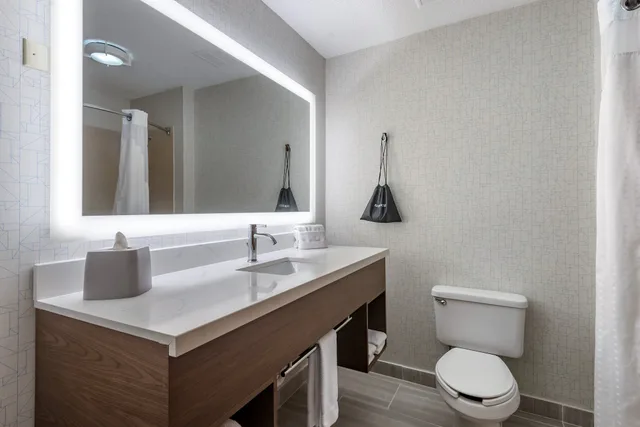 غرفة قياسية بسريرين كوين مع أريكة، Holiday Inn Express Charlotte West - Gastonia, an IHG Hotel 6/7