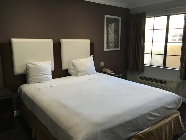 Feature, King Bed, Sofa، Hotel Pacific Manhattan Beach (ex. Crimson Hotel) 2/6