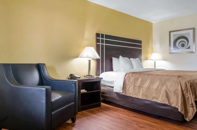 غرفة بسرير كينج للمدخنين، Quality Inn McComb 2/6