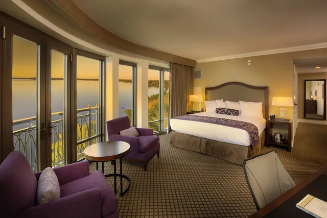 Premium, King Bed, Lake Front, The Edgewater 3/5