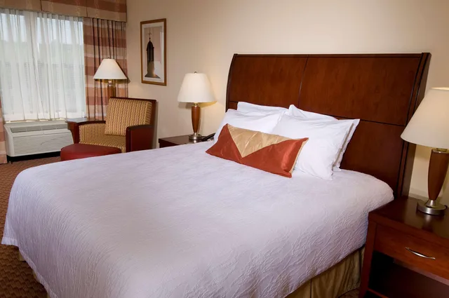 غرفة بريميوم بسرير كينج، Hilton Garden Inn Troy 1/2