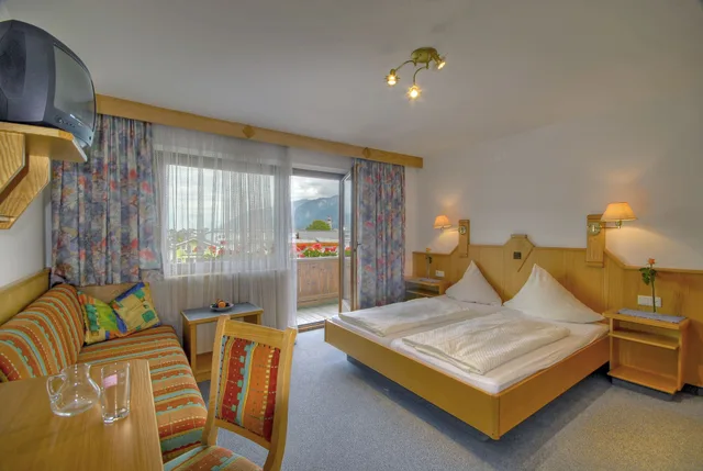 غرفة ثلاثية بسرير مزدوج وسرير فردي، Hotel Sonnhof 1/3