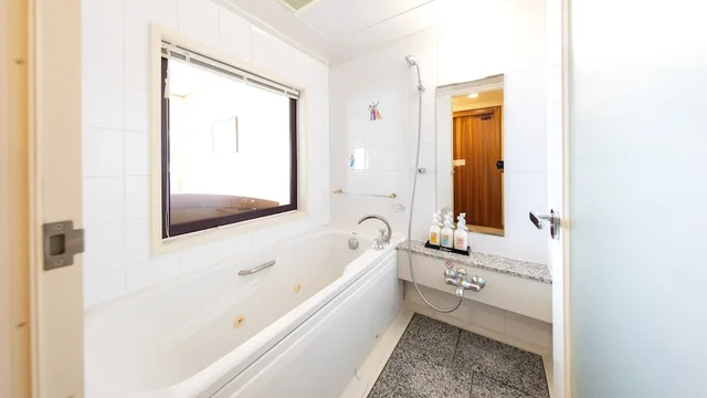 غرفة ديلوكس بسرير كوين بحوض جاكوزي، Hotel Bellmare 3/3