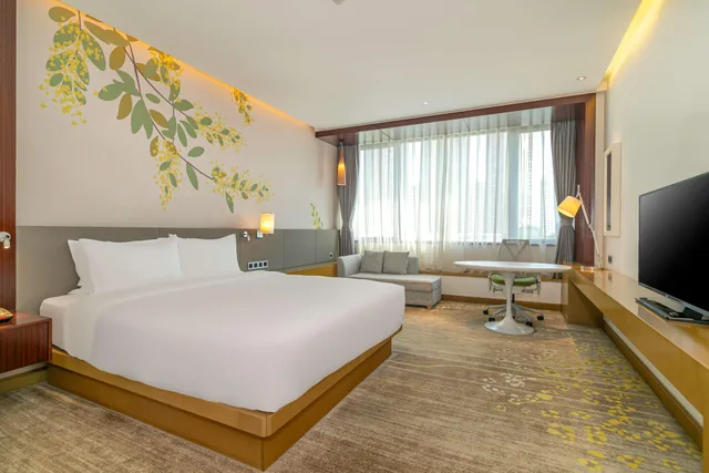 Room, King Bed, City View, Hilton Garden Inn Foshan 3/8