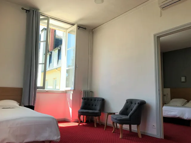 جناح عائلي بسرير كوين وسريرين منفصلين بغرفتي نوم، Citotel Le Chapon Fin 9/10