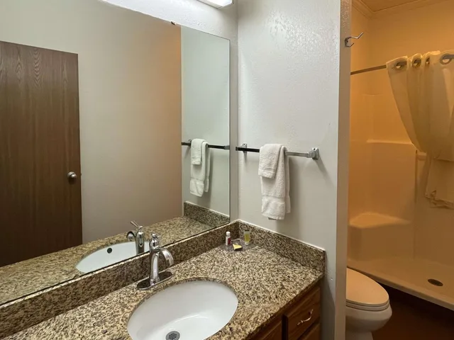 جناح بسرير كينج بجاكوزي، Motel6 Portland, IN 3/4