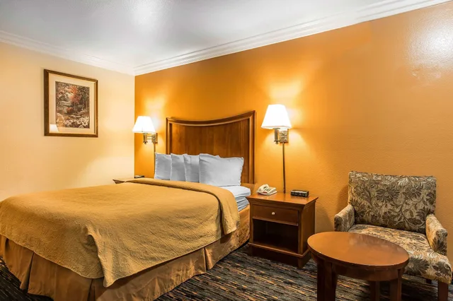 غرفة قياسية بسرير كوين لذوي الإعاقة، Quality Inn Lake Elsinore 2/4