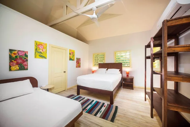 2 Bedrooms, Garden Villa, 1 Single and 2 Queen Beds، Puerta Azul Hotel 2/4