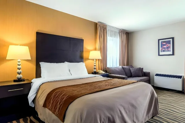 غرفة بسرير كينج مع أريكة في طابق مرتفع، Quality Inn Barrie, ON 2/3